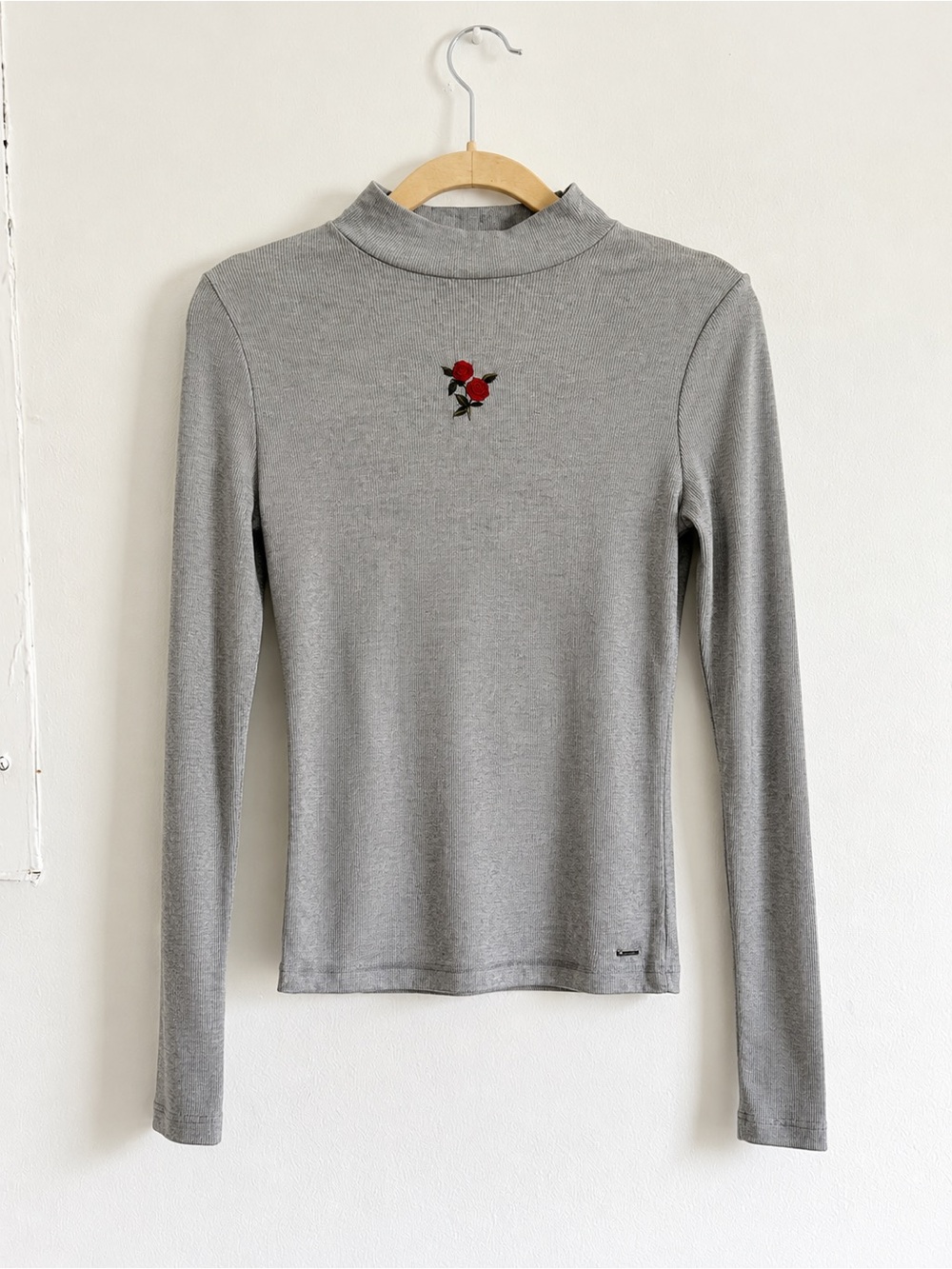Y2K Hollister Gray Long-Sleeve Mock Neck Top with Red Rose Embroidery L